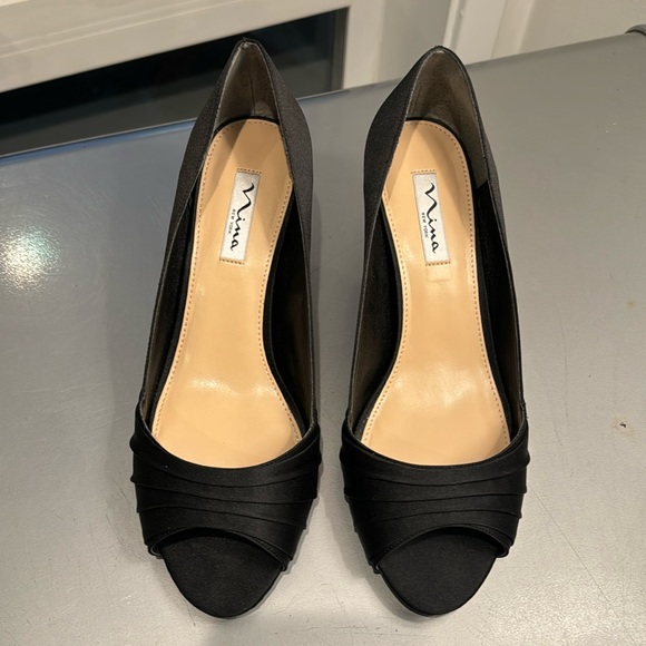 Like new in box Nina peep toe satin heels size 10 - Picture 1 of 12
